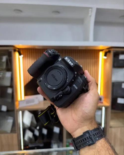 Nikon D7500 boitier nu en excellent état batterie et chargeur click 4k