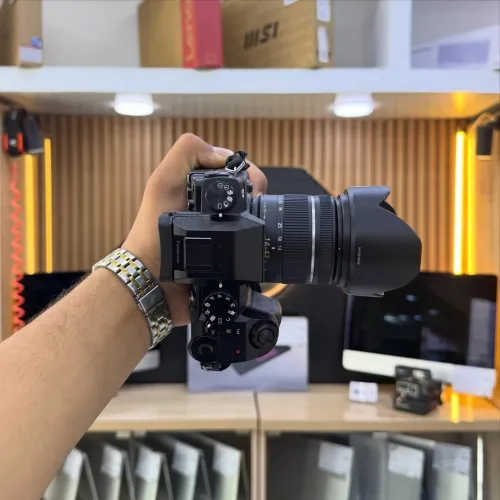 LUMIX G70 avec 14-42mm F3.5-5.6 en excellent état avec batterie et chargeur