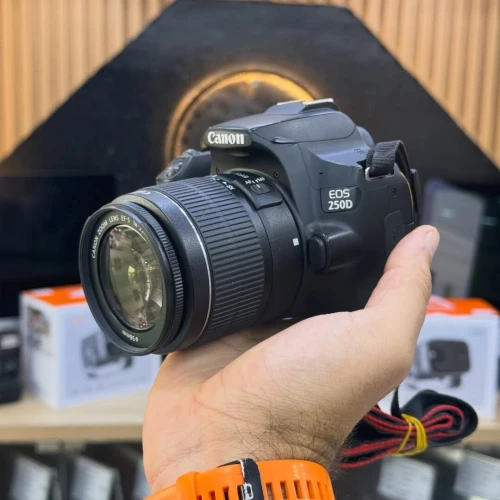 Canon 250D avec 18-55mm comme neuf avec batterie et chargeur