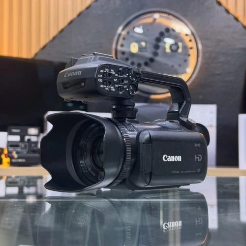 Canon XA10 avec batterie et chargeur
