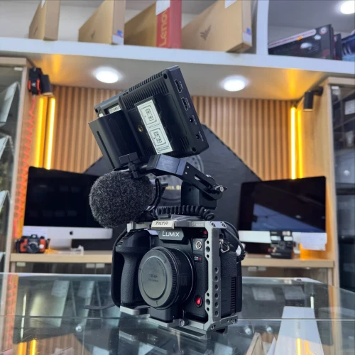 CINEMA RIG LUMIX S1H Boîtier avec Cage Tilta , Bague Sigma MC21 EF mount Moniteur FEELOWORLD F7 Pro avec Batterie