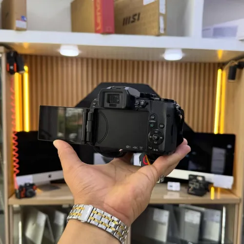 LUMIX G70 avec 14-42mm F3.5-5.6 en excellent état avec batterie et chargeur