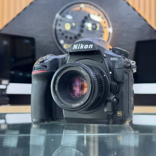 Nikon D850 avec 50mm 1.8D MF en tres bon état batterie et chargeur