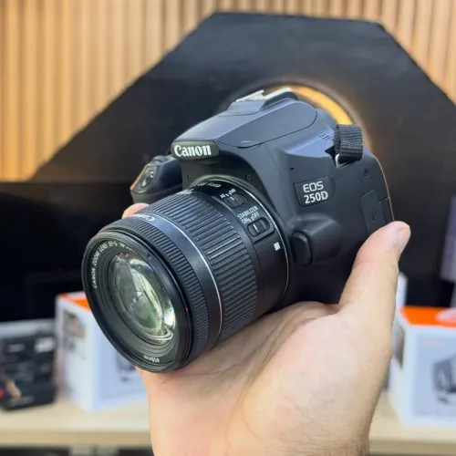 Canon 250D avec 18-55mm en excellent état batterie et chargeur