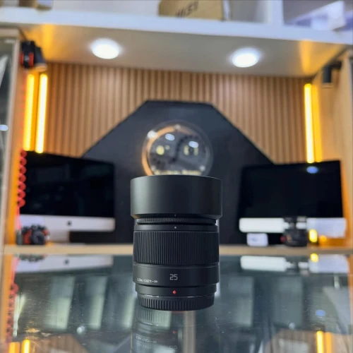 OBJECTIF LUMIX G 25mm F1.7 en excellent état avec bouchon et pare-soleil
