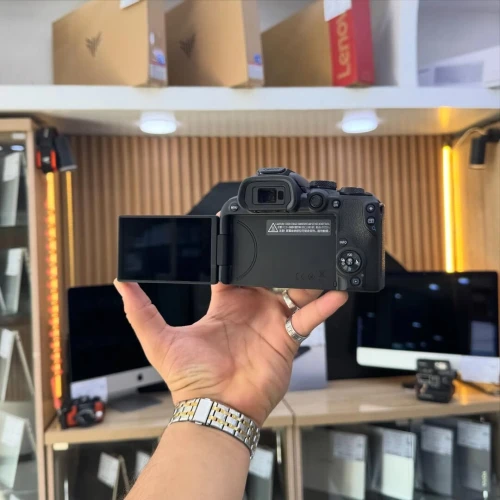 Canon R10 avec 18-45mm F4.6-6.3 STM en excellent état batterie et chargeur