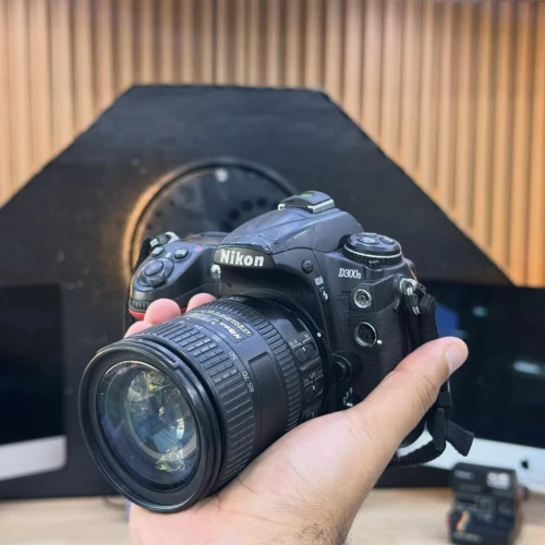Nikon D300S avec 16-85mm en très bon état batterie et chargeur