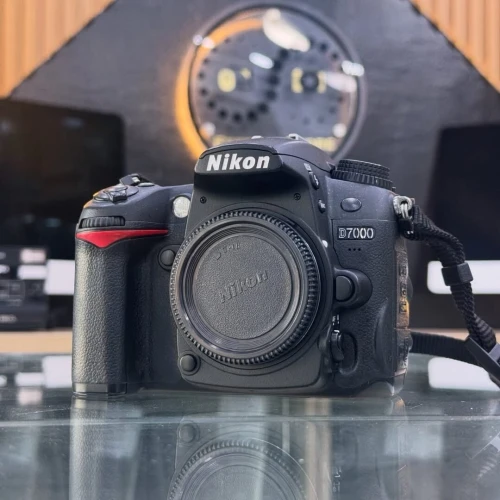 Nikon D7000 boitier nu en excellent état batterie et chargeur