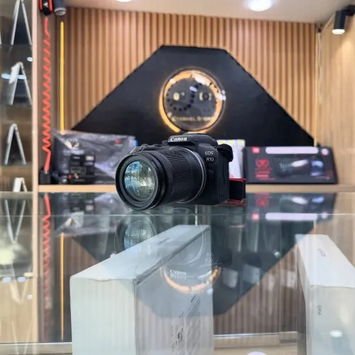 Canon R10 avec 18-150mm en excellent état