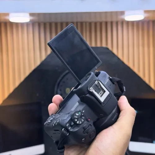 Canon R50 avec bague RF-EF en excellent état batterie et chargeur
