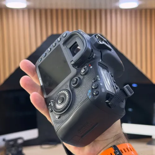 Canon 7D boitier nu en excellent état batterie et chargeur