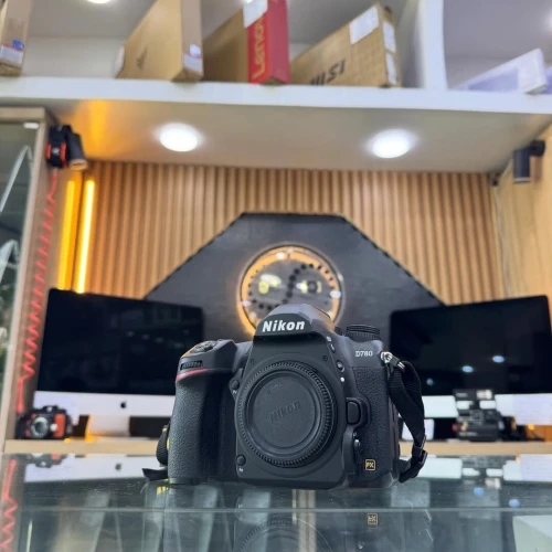 Nikon D780 NU en excellent état batterie et chargeur