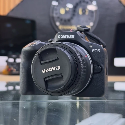 Canon R100 avec 18-45mm en excellent état batterie et chargeur