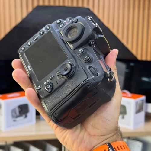 Nikon D810 boitier nu en bon état avec batterie et chargeur