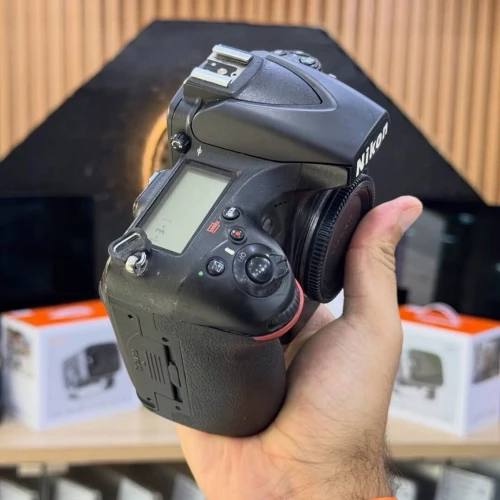 Nikon D810 boitier nu en bon état avec batterie et chargeur