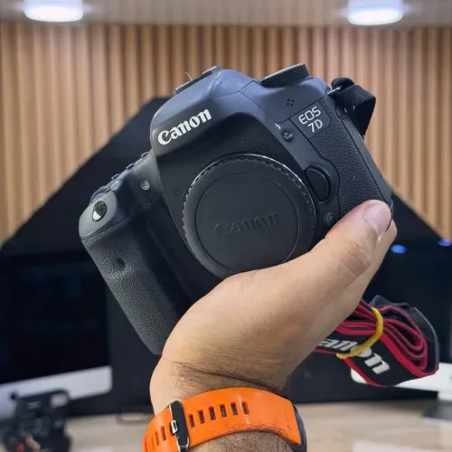 Canon 7D boitier nu en excellent état batterie et chargeur