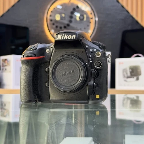 Nikon D810 boitier nu en bon état avec batterie et chargeur