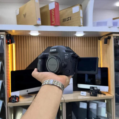 Canon 6D Mark II boitier nu avec protection en excellent état batterie et chargeur