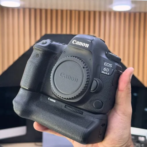 Canon R6 MARK II avec grip en excellent état batterie et chargeur