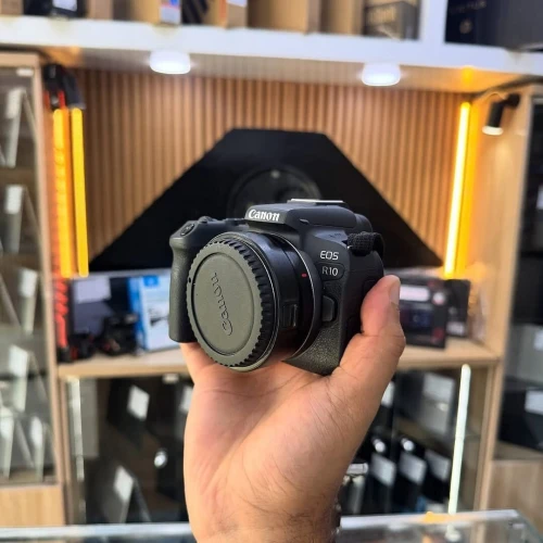 Canon R10 Nu avec Bague RF-EF en excellent état