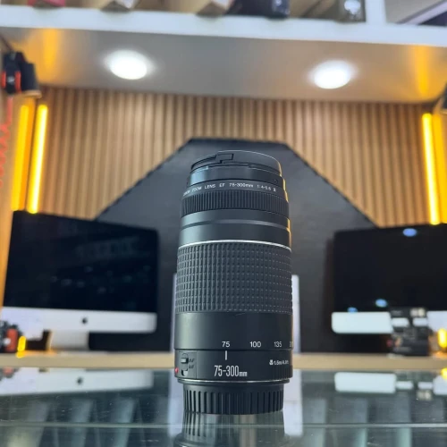 Objectif canon 75-300mm 1:4-5.6 MARK III en excellent état.