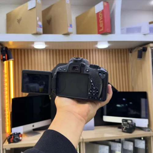 Canon 700D avec 18-55mm F3.5-5.6 II en excellent état batterie et chargeur