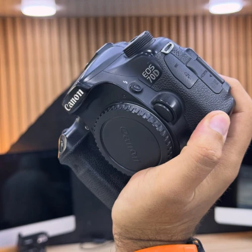 Canon 70D boitier nu en excellent état batterie et chargeur