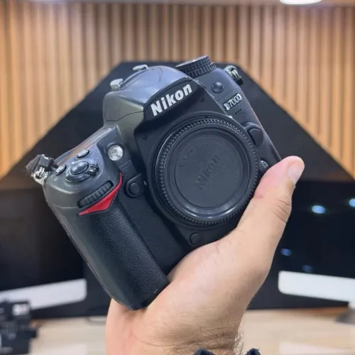 Nikon D7000 boitier nu en excellent état batterie et chargeur