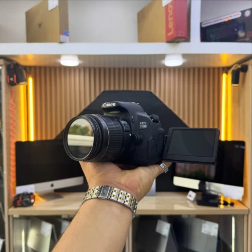 CANON 700D avec 18-55mm F3.5-5.6 en excellent état avec batterie et chargeur