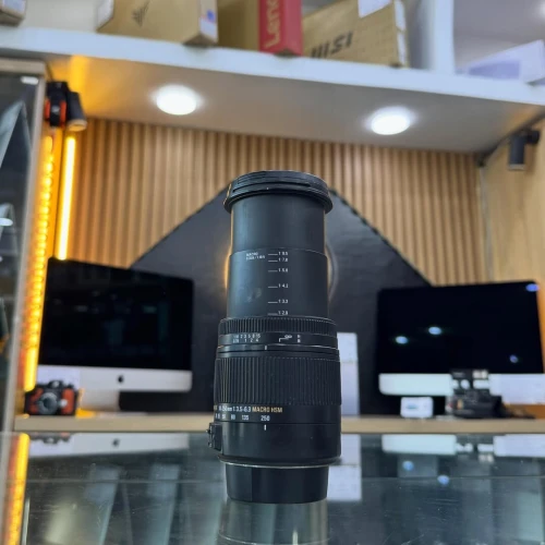 OBJECTIF SIGMA EF-Mount 18-250mm F3.5-6.3 en excellent état avec bouchons