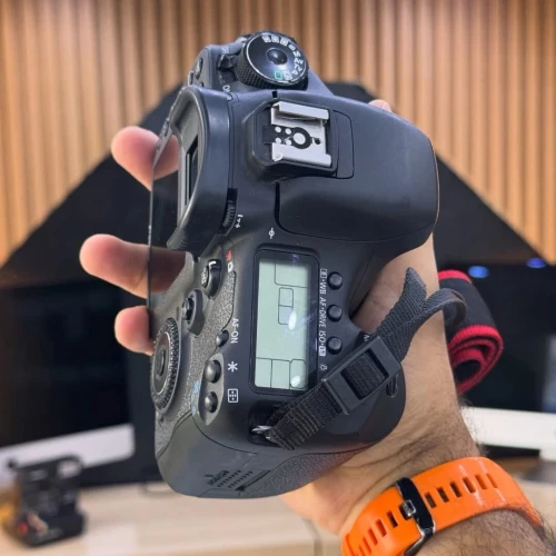 Canon 7D boitier nu en excellent état batterie et chargeur