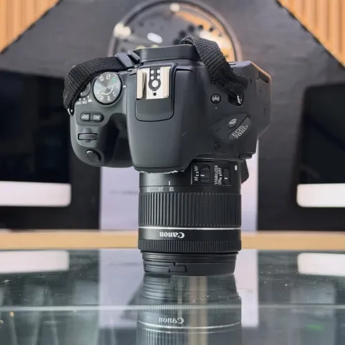 Canon 200D avec 18-55mm STM comme neuf avec batterie et chargeur