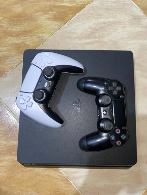 Ps4 slim 500gb avec 2 manette