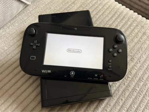 Nintendo Wii U en très bon etat avec 15 jeux