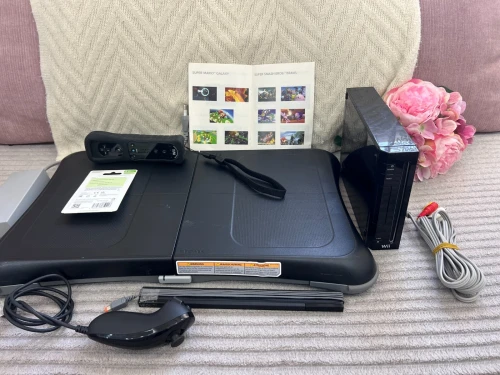 Nintendo Wii Flashée + Wii Fit + 100 Jeux