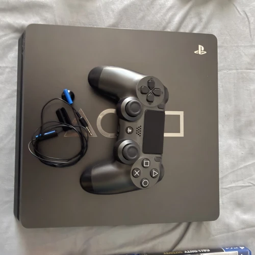 Lots de ps4 et accessoires originaux en plus de 13 jeux différents, plus la boîte plus chargeur de deux manettes
