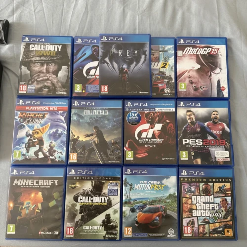 Lots de ps4 et accessoires originaux en plus de 13 jeux différents, plus la boîte plus chargeur de deux manettes