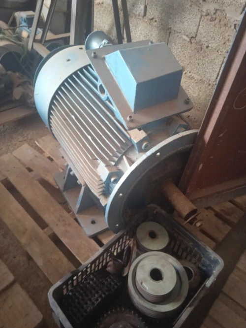 2 Moteurs électriques -125chv 1450tr/Mnt -55chv 2vit 750 et 1500t/Mnt 