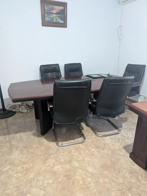 TABLE DE REUNION ET 05 CHAISES