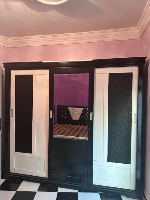 Chambre a coucher moderne peu utilisé
