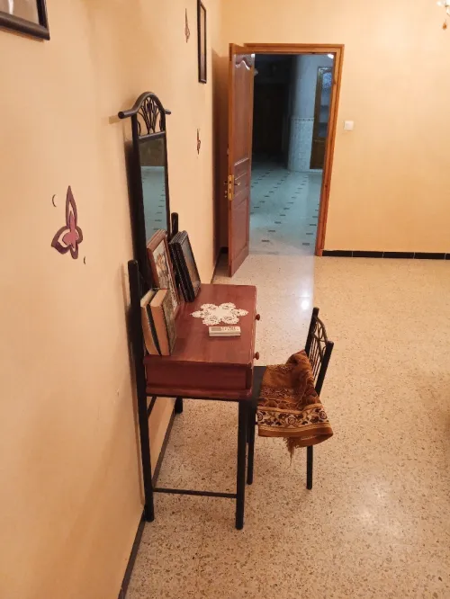 Deux lits a coucher avec table de nuit et coiffeuse