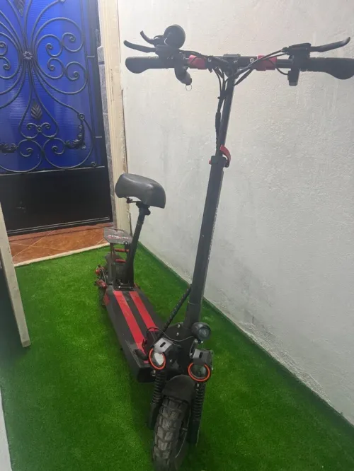 Trottinette électrique.