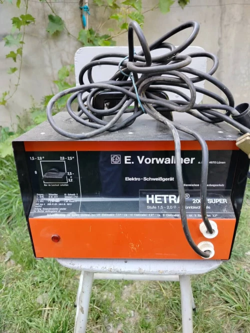 Lot viseuse et 2 perceuse de marque bosch et 2 ponceuse bosch et poste a souder de marque 