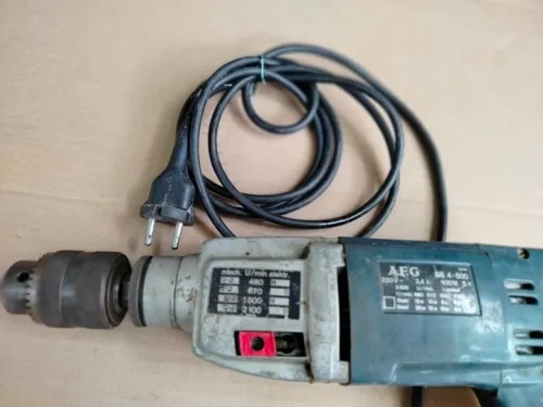 Lot viseuse et 2 perceuse de marque bosch et 2 ponceuse bosch et poste a souder de marque 