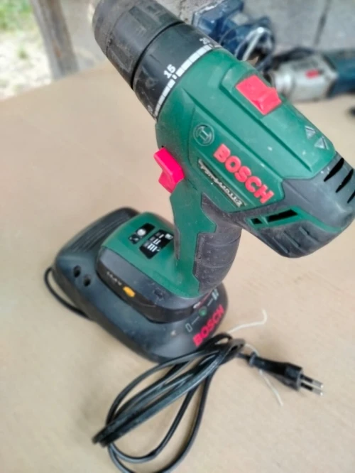 Lot viseuse et 2 perceuse de marque bosch et 2 ponceuse bosch et poste a souder de marque 