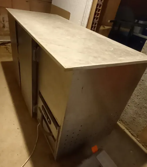 Table de travail réfrigérateur & moteur européenne état 10/10 .. Wattsap