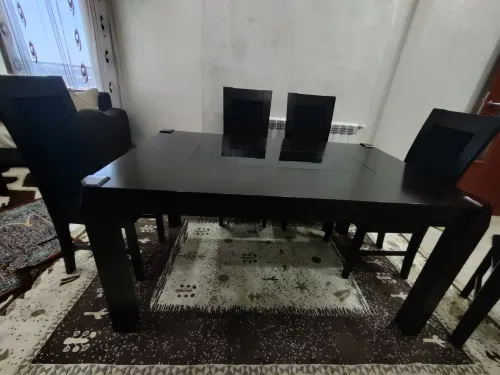 طاولة ب 6 كراسي