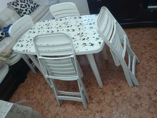 TABLE EN PLASTIQUE AVEC CHAISES 