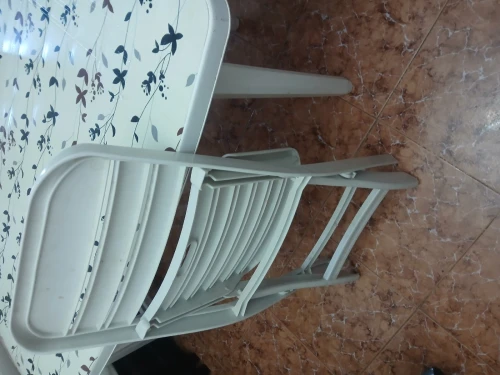 TABLE EN PLASTIQUE AVEC CHAISES 