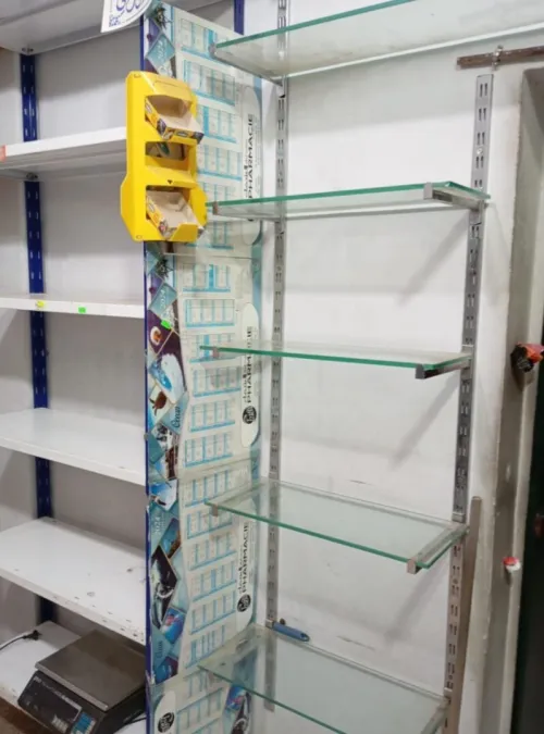 Lots d'étagères, grand comptoir et grand frigo en excellent état 